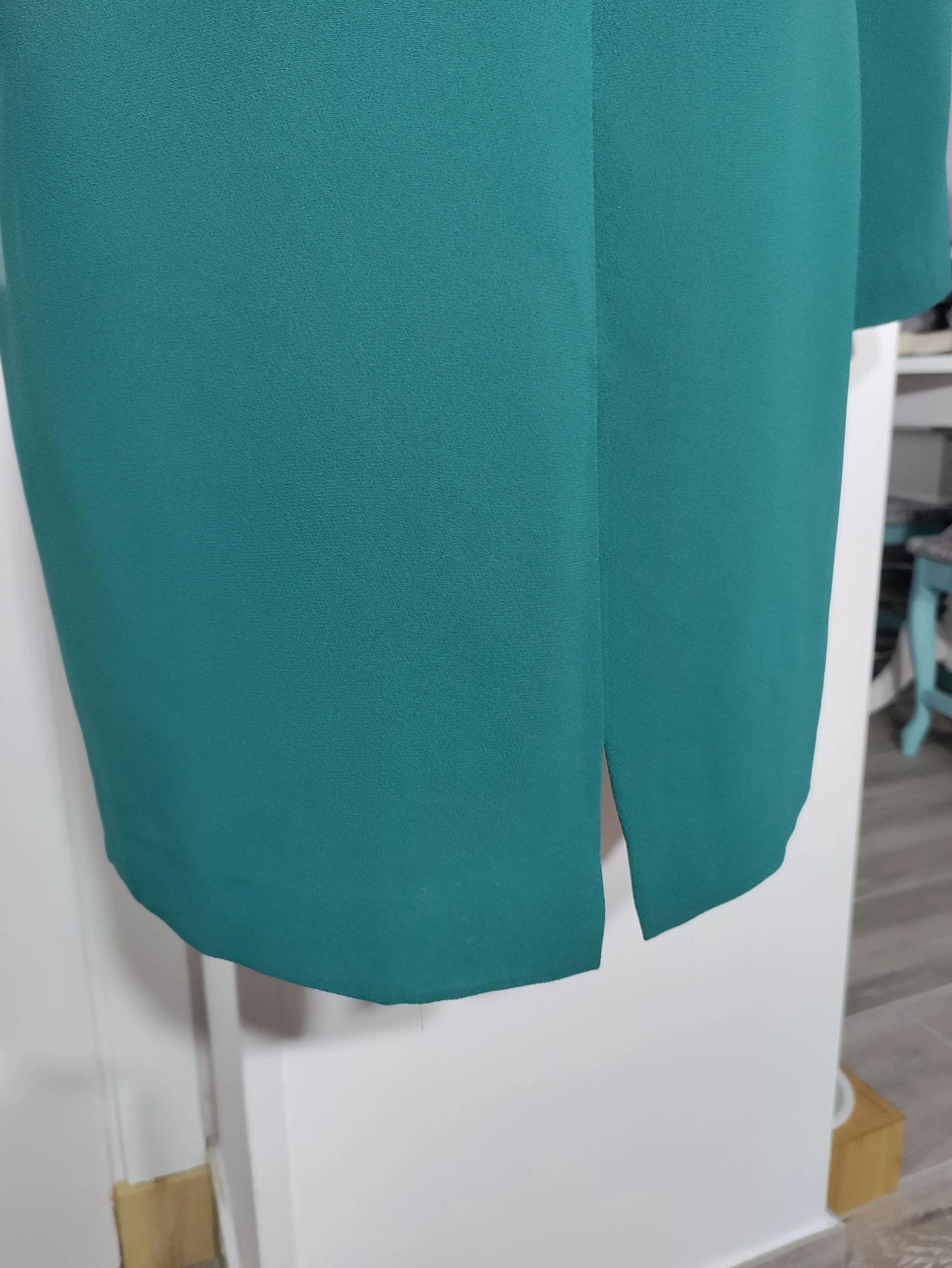 Vestido verde estructurado Mango Suit con hombreras y abertura frontal – Talla L – photo 4